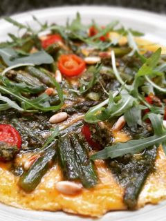 Una foto de Tortilla vaga de espárragos, tomates y pesto