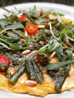 Una foto de Tortilla vaga de espárragos, tomates y pesto
