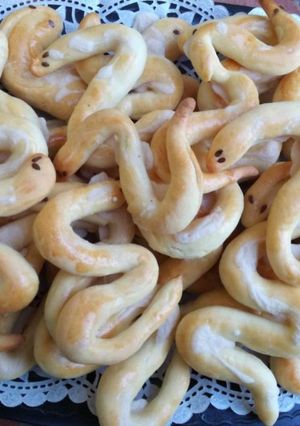 Kígyó alakú sós sütemény (perec tésztából) recept fotója