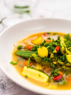 Színes, fűszeres zöldségleves recept fotója