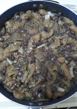 Una foto de Chicharrón con frijoles