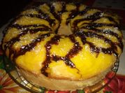 Una foto de bizcochuelo con crema pastelera