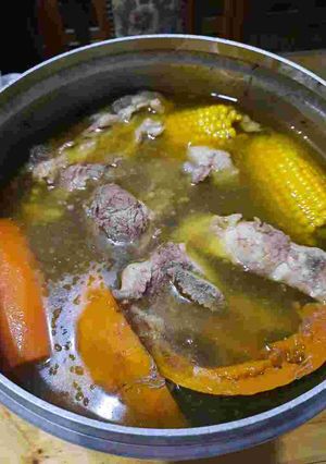 Una foto de Olla de puchero con rabo, falda, osobuco y verduras