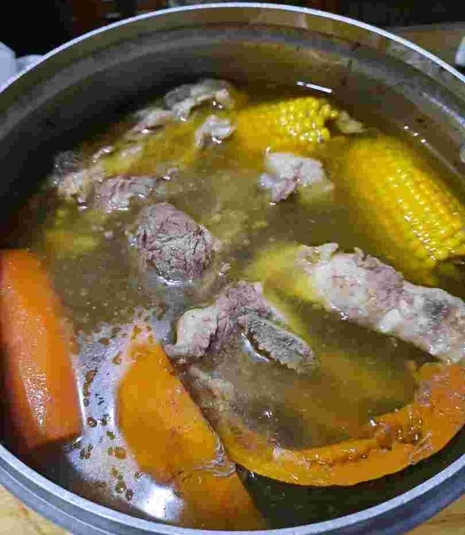 Una foto de Olla de puchero con rabo, falda, osobuco y verduras
