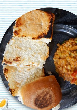 A picture of Misal pav.
