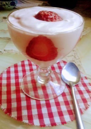 Una foto de Espuma de frutillas en copas
