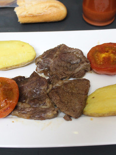 Una foto de Filetón de ternera con patatas y tomate