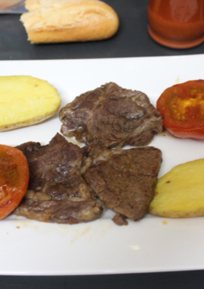 Una foto de Filetón de ternera con patatas y tomate