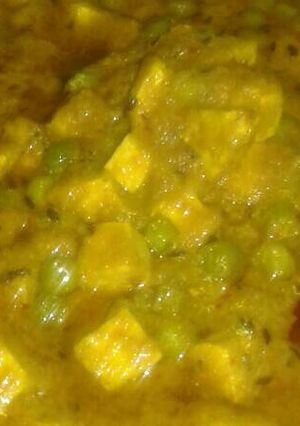A picture of Matar paneer.