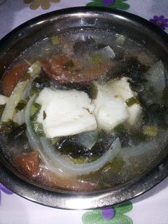 電鍋蕃茄洋蔥海帶芽魚湯 的食譜成品照片