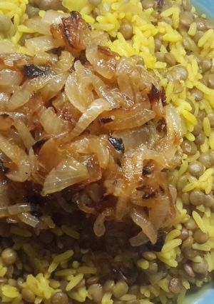 Una foto de "Mujaddara" con arroz y lentejas🍚🌿