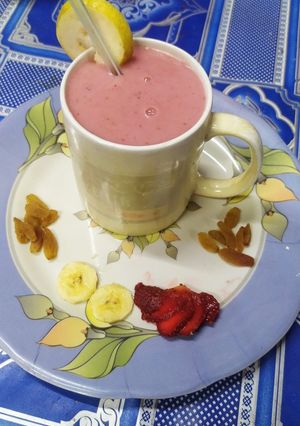स्ट्रॉबेरी मिक्स फ्रूट्स स्मूथी (Strawberry mix fruits smoothie recipe in Hindi) रेसिपी मुख्य फोटो