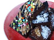 Una foto di dolce brownie con frutta