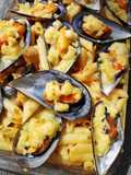 Macarrones con "crumble" de mejillones gratinados