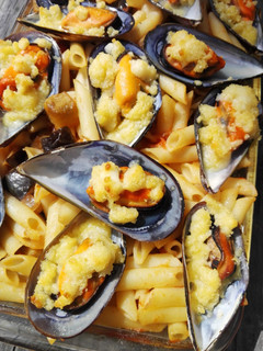 Una foto de Macarrones con "crumble" de mejillones gratinados