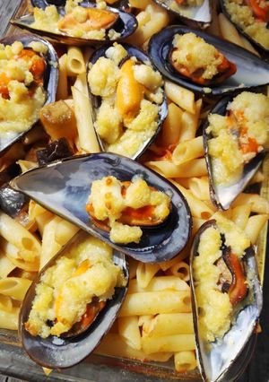 Una foto de Macarrones con "crumble" de mejillones gratinados