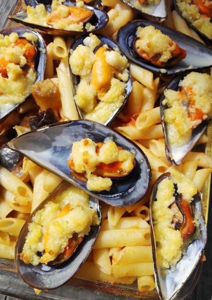 Una foto de Macarrones con "crumble" de mejillones gratinados