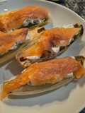 Endivias a la plancha con queso crema y salmón ahumado