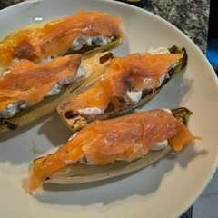 Una foto de Endivias a la plancha con queso crema y salmón ahumado