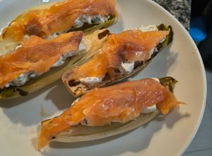 Una foto de Endivias a la plancha con queso crema y salmón ahumado