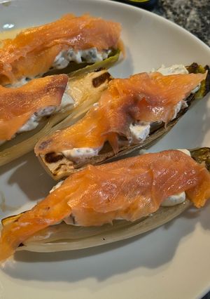 Una foto de Endivias a la plancha con queso crema y salmón ahumado