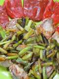 Solomillo de cerdo con ajos tiernos y pimientos del piquillo