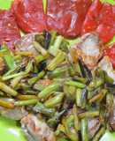 Solomillo de cerdo con ajos tiernos y pimientos del piquillo