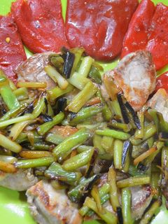 Una foto de Solomillo de cerdo con ajos tiernos y pimientos del piquillo