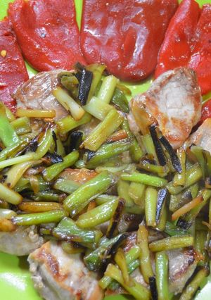 Una foto de Solomillo de cerdo con ajos tiernos y pimientos del piquillo
