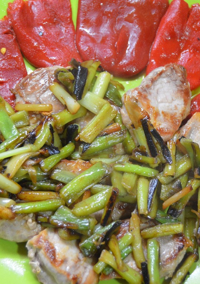 Una foto de Solomillo de cerdo con ajos tiernos y pimientos del piquillo