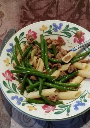 A picture of Ground turkey pasta with green beans.