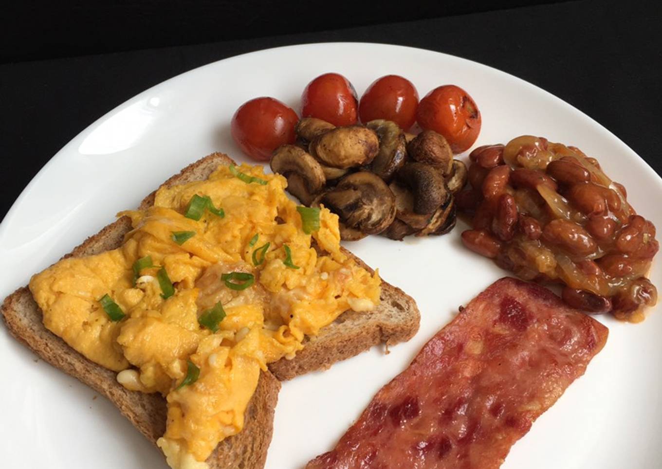 Extra Fluffy Scrambled Eggs in Complete Breakfast