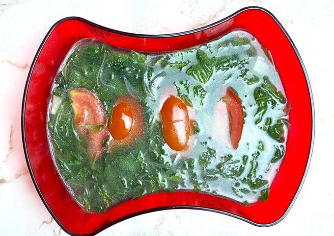 Resep Sayur Bening Bayam Tomat yang Bikin Ngiler