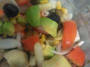 Una foto de ensalada de corazones de alcachofa
