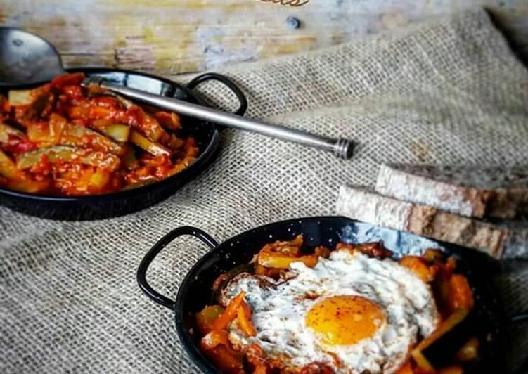 Pisto con Huevo a la cazuela