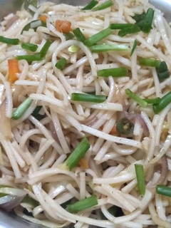 வெஜிடபுள் நூடுல்ஸ் (Vegetable Noodles recipe in tamil) செய்முறை முக்கிய புகைப்படம்