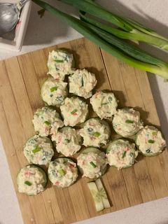 Una foto de Canapés de dip de surimi y queso crema