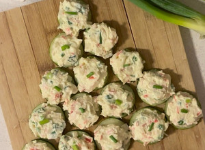 Una foto de Canapés de dip de surimi y queso crema