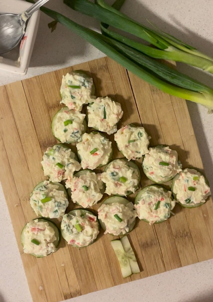 Una foto de Canapés de dip de surimi y queso crema