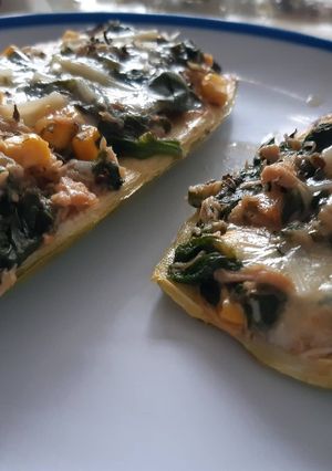 Una foto de Barquitas de calabacín rellenas de pollo y espinacas