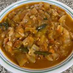 A picture of Sorakai kulambu (Bottle gourd gravy).