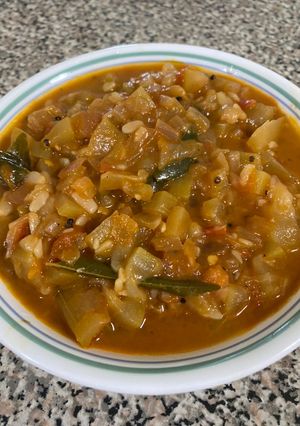 A picture of Sorakai kulambu (Bottle gourd gravy).