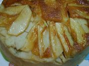 Una foto de budin de manzana y caramelo
