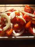 Ensalada de tomate y cebolla con polen
