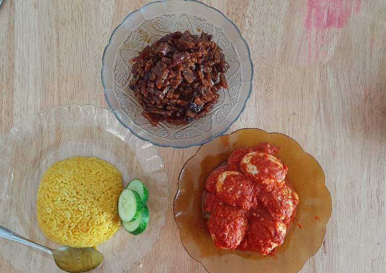 Nasi kuning telur balado oseng tempe bumbu alakadar