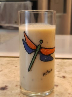 Una foto de Batido de kiwi, piña y galletas