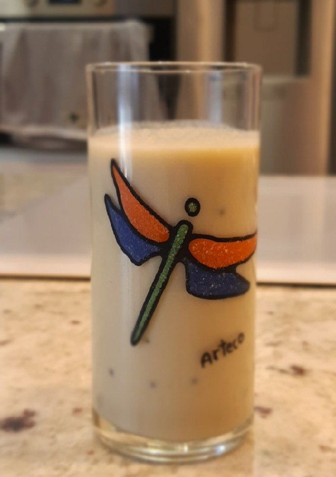 Una foto de Batido de kiwi, piña y galletas