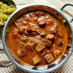 A picture of Okra/Ladiesfinger/Vendaka Kara kulzhambu.