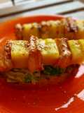 Brocheta de salmón y piña con aguacate