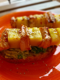 Una foto de Brocheta de salmón y piña con aguacate